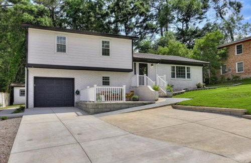 Gracewood House | Chic Designer Getaway - Private Cul-de-Sac, Veteran-Owned