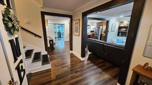 Gracewood House | Chic Designer Getaway - Private Cul-de-Sac, Veteran-Owned