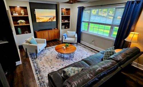 Gracewood House | Chic Designer Getaway - Private Cul-de-Sac, Veteran-Owned