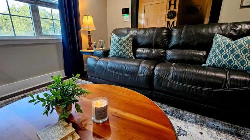 Gracewood House | Chic Designer Getaway - Private Cul-de-Sac, Veteran-Owned