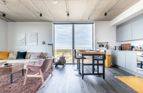 Greenwich Apartment | Chic Flat Next To Elizabeth Line - Stunning Views | Pass the Keys