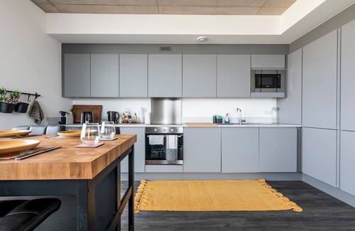 Greenwich Apartment | Chic Flat Next To Elizabeth Line - Stunning Views | Pass the Keys