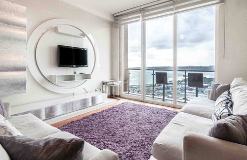 Kucukcekmece Apartment | Chic Flat with Kucukcekmece Lake View and Balcony