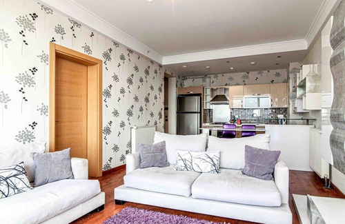 Kucukcekmece Apartment | Chic Flat with Kucukcekmece Lake View and Balcony