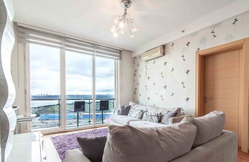 Kucukcekmece Apartment | Chic Flat with Kucukcekmece Lake View and Balcony