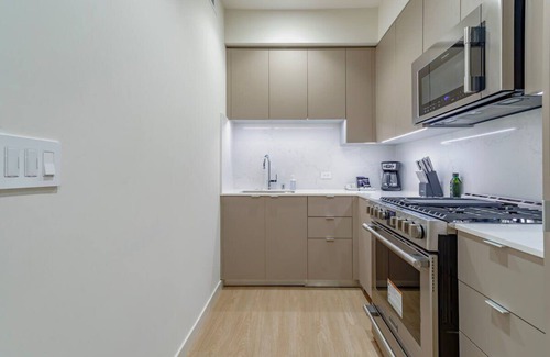 West Los Angeles Apartment | Chic & Functional Coliving Suite UCLA Area