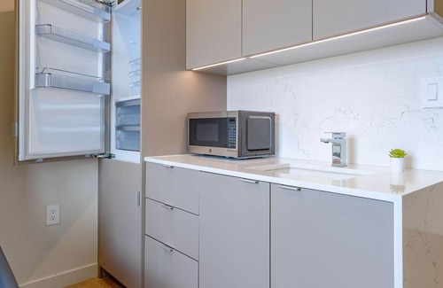 West Los Angeles Apartment | Chic & Functional Coliving Suite UCLA Area