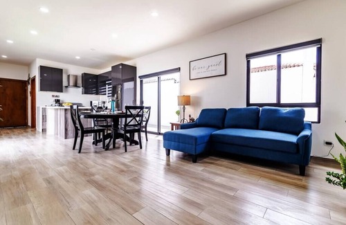 La Joya House | Chic Home, Security, King Bed, Wheelchair Access, WiFi, Hot tub