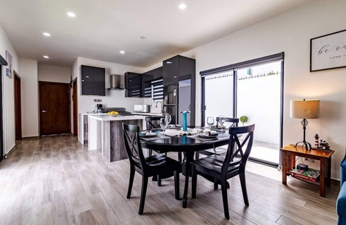 La Joya House | Chic Home, Security, King Bed, Wheelchair Access, WiFi, Hot tub