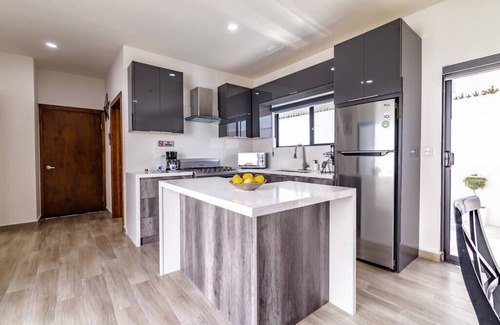 La Joya House | Chic Home, Security, King Bed, Wheelchair Access, WiFi, Hot tub