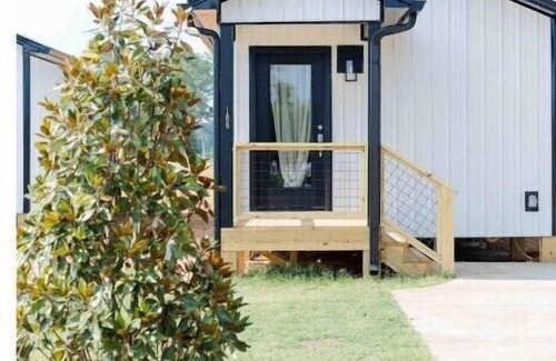 Lincoln House | Chic Lake Bungalow: 2 Queens, Deck, Lake Access #7nn