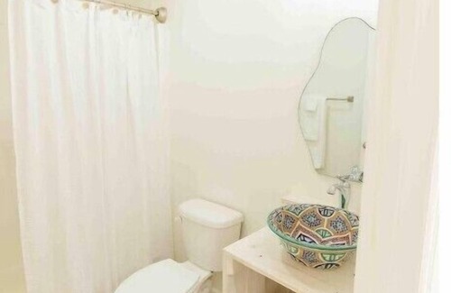 Lincoln House | Chic Lake Bungalow: 2 Queens, Deck, Lake Access #7nn