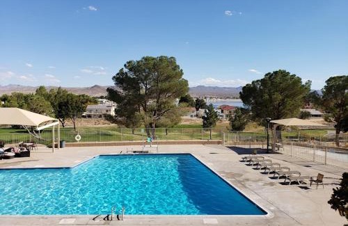 Silver Lakes Country Club House | Chic Lake House