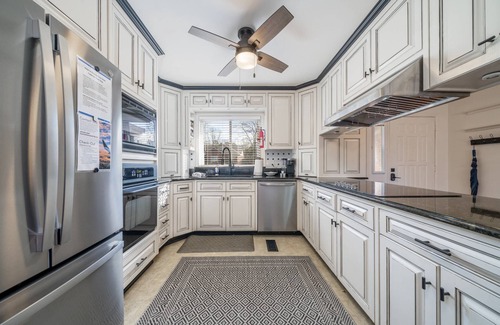 Lakeland House | Chic Lakefront Retreat: The Art House W/Private Dock, Outdoor Dining, Large Backyard, Deck & BBQ