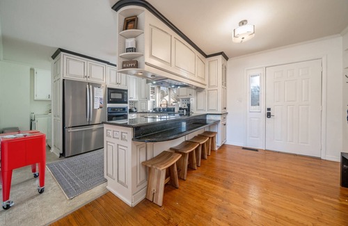 Lakeland House | Chic Lakefront Retreat: The Art House W/Private Dock, Outdoor Dining, Large Backyard, Deck & BBQ