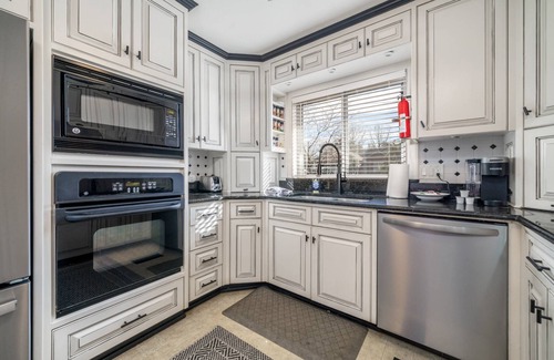 Lakeland House | Chic Lakefront Retreat: The Art House W/Private Dock, Outdoor Dining, Large Backyard, Deck & BBQ