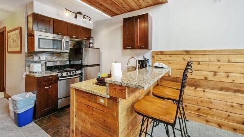 Lakeside Village House | Chic Lakeside 1BR 4-Min to Keystone Resort
