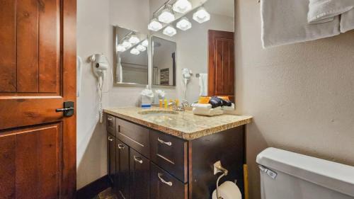 Lakeside Village House | Chic Lakeside 1BR 4-Min to Keystone Resort