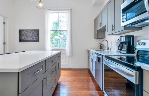 Faubourg Delachaise Apartment | Chic Magazine St. Apt | King Bed, Balcony, Parking