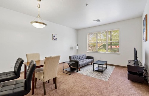 Pittsburgh Apartment | Chic Modern 1BR Apartment by Stay Gia
