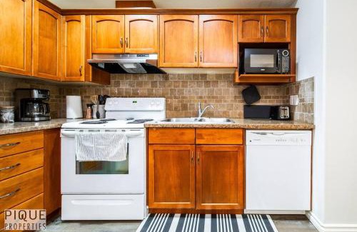 Jasper Place Apartment | Chic Modern Vibes - Sleeps 6 - Netfix - Wifi - Long Stays