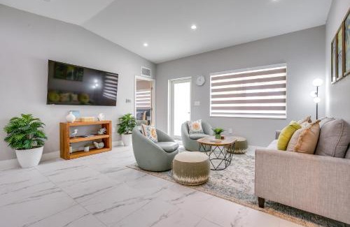 North Miami House | Chic North Miami House about 7 Mi to Hard Rock Stadium