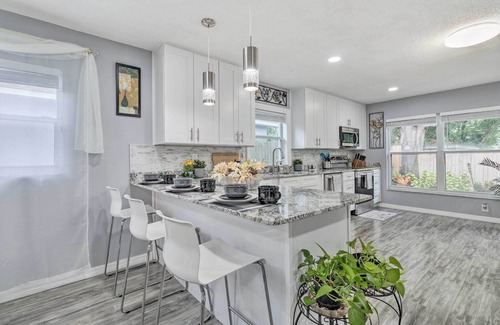 Signal Hill House | Chic Orlando Family Getaway w/Fenced Yard!