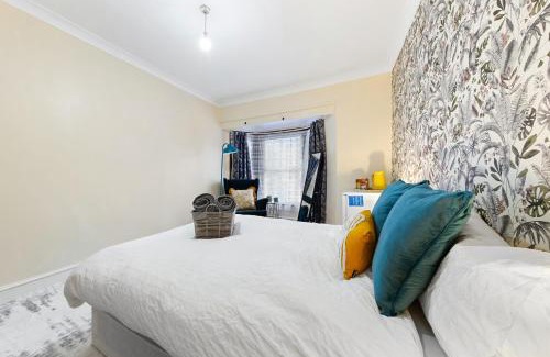 Hoe Street House | Chic Private Bedroom In Central London Near Tube - Bedroom1