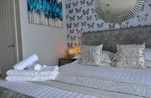 Llwchwr Apartment | Chic Retreat Apartment Sleeping Two