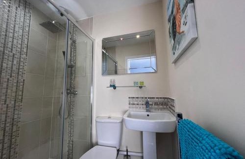 Llwchwr Apartment | Chic Retreat Apartment Sleeping Two
