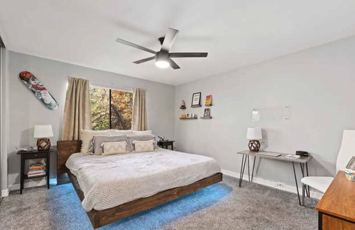 Arden-Arcade Condo | Chic Sacramento Condo w/ Pool, Balcony, Fireplace