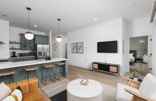 Cleveland Park Condo | Chic Spacious 2 Bedroom Walk to Coffee+Restaurants