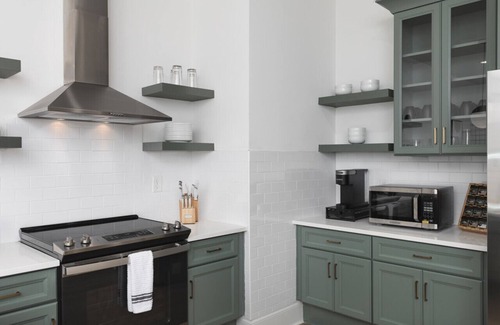 Cleveland Park Condo | Chic Spacious 2 Bedroom Walk to Coffee+Restaurants