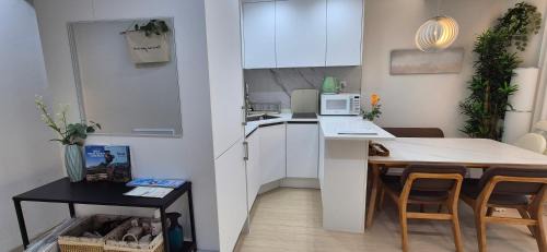 Hapjeong-dong Apartment | Chic Stay 합정역 10분이내 신축 # 엘리베이터 # 최대 8인