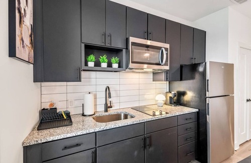 Neartown Condo | Chic Studio | Boho Style | Shared Pool & Gym