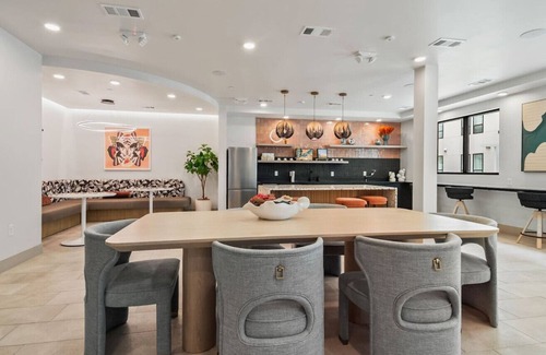 Neartown Condo | Chic Studio | Boho Style | Shared Pool & Gym