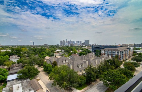 Neartown Condo | Chic Studio | Boho Style | Shared Pool & Gym