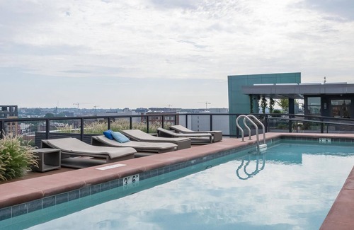 Mount Vernon Triangle Apartment | Chic Studio in Mt Vernon w/ Balcony, Gym + Pool
