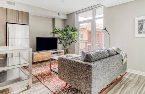 Mount Vernon Triangle Apartment | Chic Studio in Mt Vernon w/ Balcony, Gym + Pool