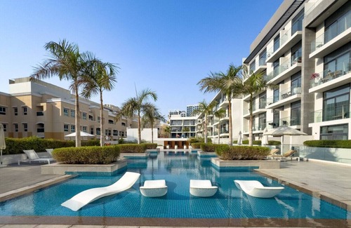 Jumeirah Village Circle Apartment | Chic Studio in Vibrant Oxford Residence