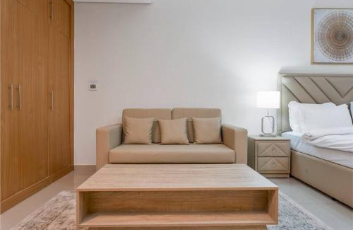 Al Barsha Apartment | Chic Studio Stay with Gym, Pool, and Kitchenette
