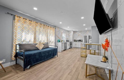 Neartown Apartment | Chic & Stylish 2-Bedroom Apartment with Free Parking