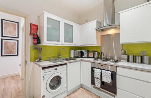 South Acton Apartment | Chic Urban Retreat in London - Sleeps 8