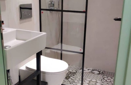 Qender Hotel | Chic Warehouse Loft in Central Saranda – Walk to Port & Promenade!