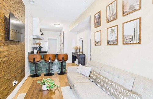 West Town Apartment | Chicago 2BR, Patio, Free Street Parking Near Wicker Park