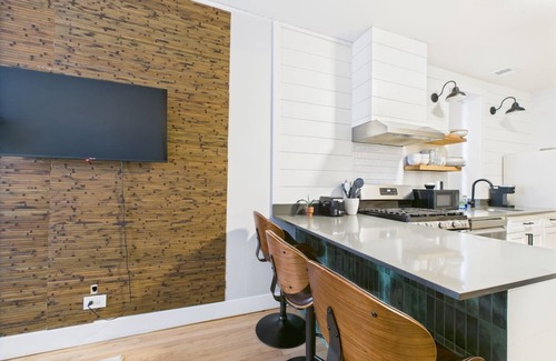 West Town Apartment | Chicago 2BR, Patio, Free Street Parking Near Wicker Park