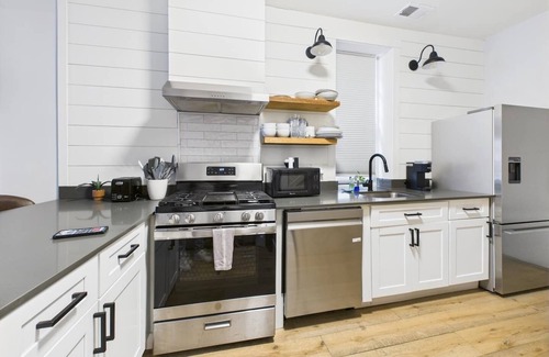 West Town Apartment | Chicago 2BR, Patio, Free Street Parking Near Wicker Park