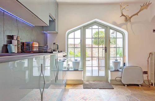 Chichester Cottage | Chichester Lodge - a cottage that sleeps 8 guests in 4 bedrooms
