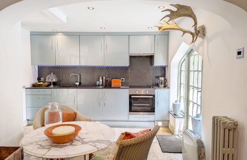 Chichester Cottage | Chichester Lodge - a cottage that sleeps 8 guests in 4 bedrooms