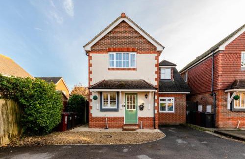 Chichester House | Chichester retreat house with free parking